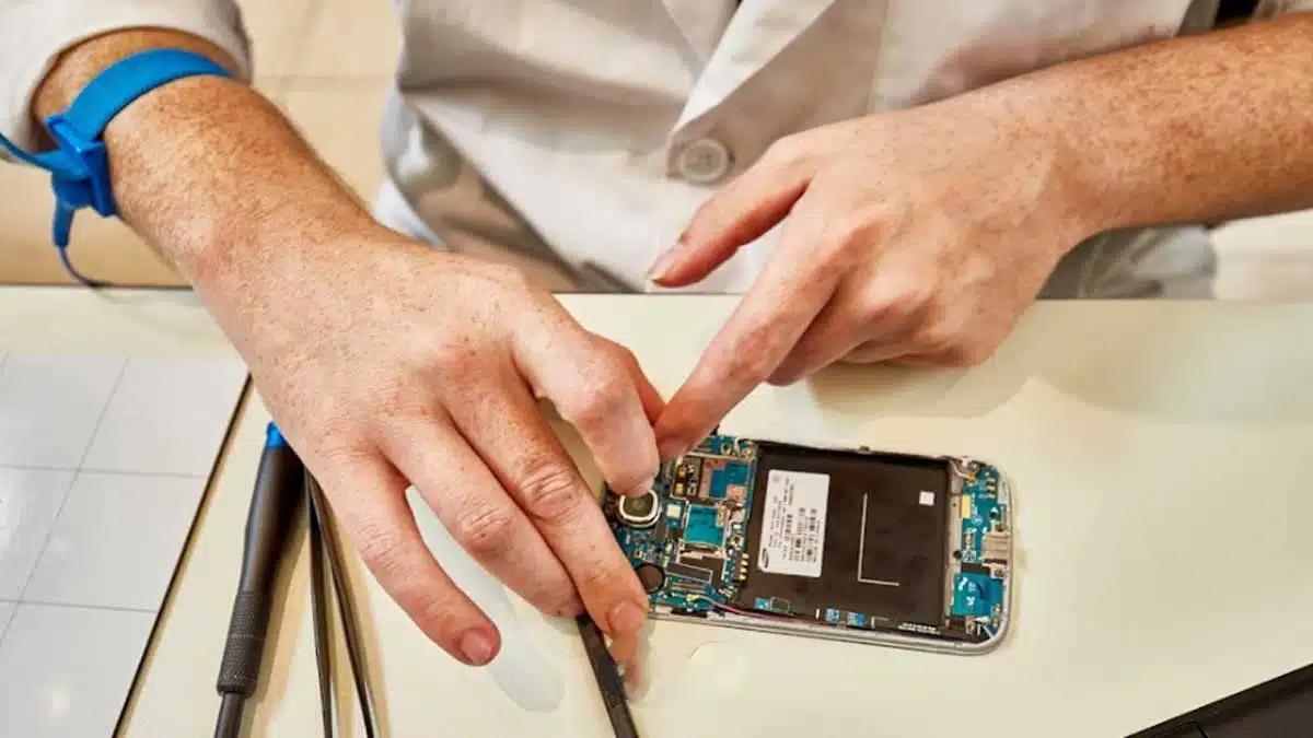 samsung mobile repair service cener in hamilton canada with customer care number