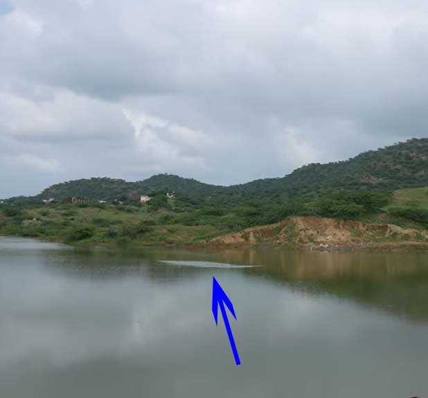 samsung s22 ultra hits on water surface and emerges